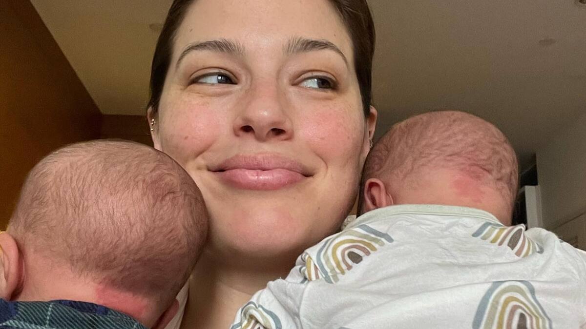 Ashley Graham revela cambios y estrías en su estómago después de dar a luz a gemelos