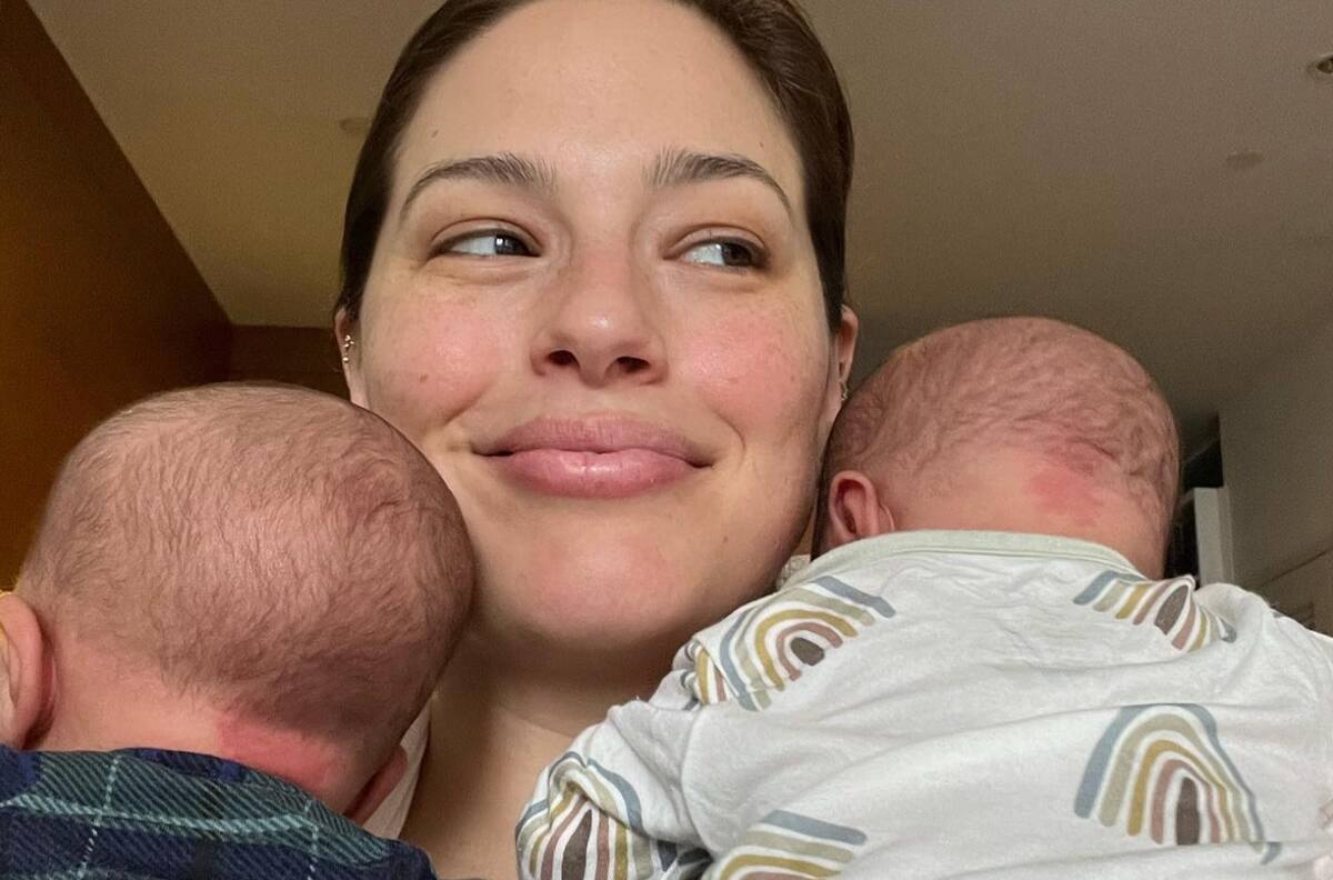 Ashley Graham revela cambios y estrías en su estómago después de dar a luz a gemelos