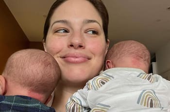 Ashley Graham revela cambios y estrías en su estómago después de dar a luz a gemelos