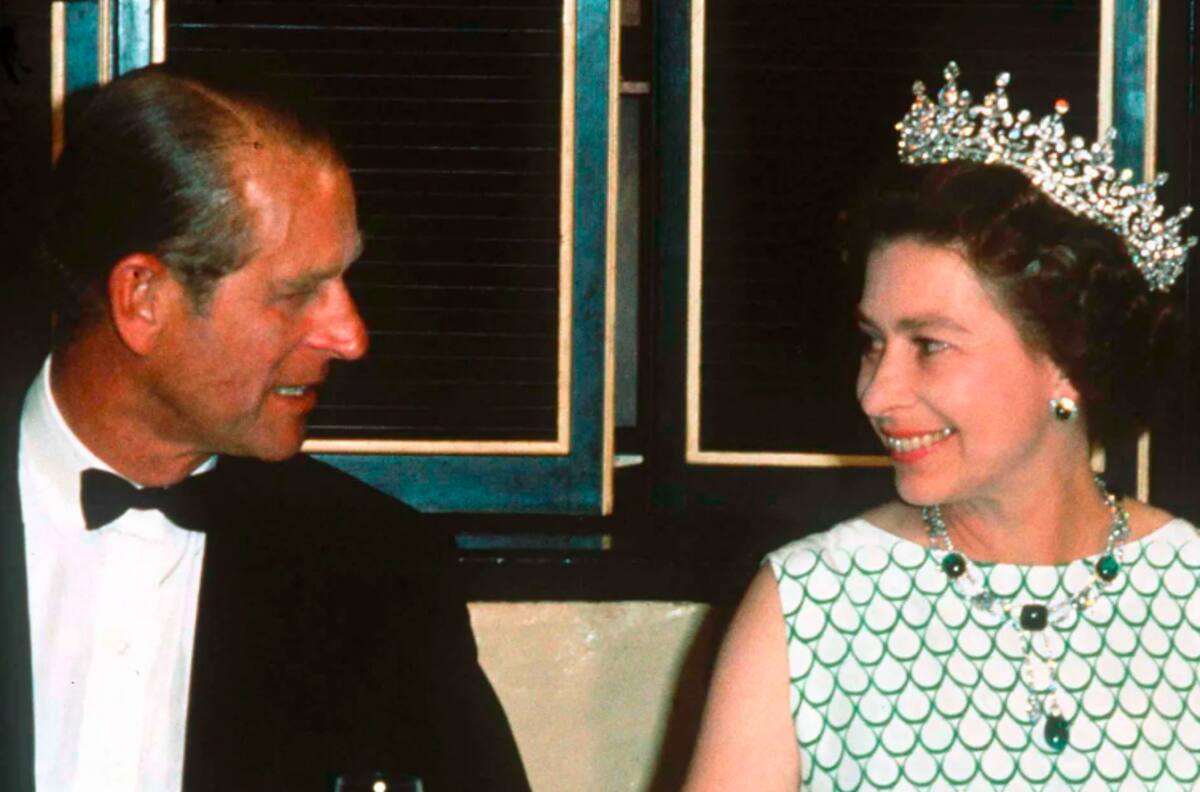 El día que el príncipe Felipe de Edimburgo se arrodilló ante la Reina Isabel II y la besó
