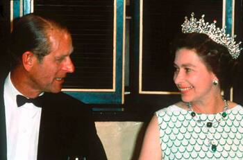 El día que el príncipe Felipe de Edimburgo se arrodilló ante la Reina Isabel II y la besó