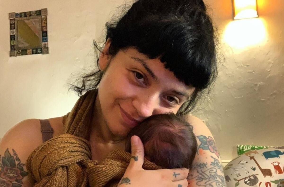 Mon Laferte comparte la foto más tierna de su bebé con un hermoso mensaje feminista