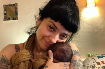 Mon Laferte comparte la foto más tierna de su bebé con un hermoso mensaje feminista
