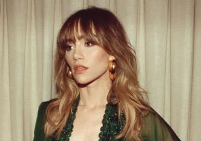 Suki Waterhouse Suki Waterhouse - Créditos: Captura de Pantalla