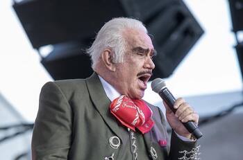 Vicente Fernández en deuda millonaria, rebasa la cobertura hospitalaria de su seguro médico