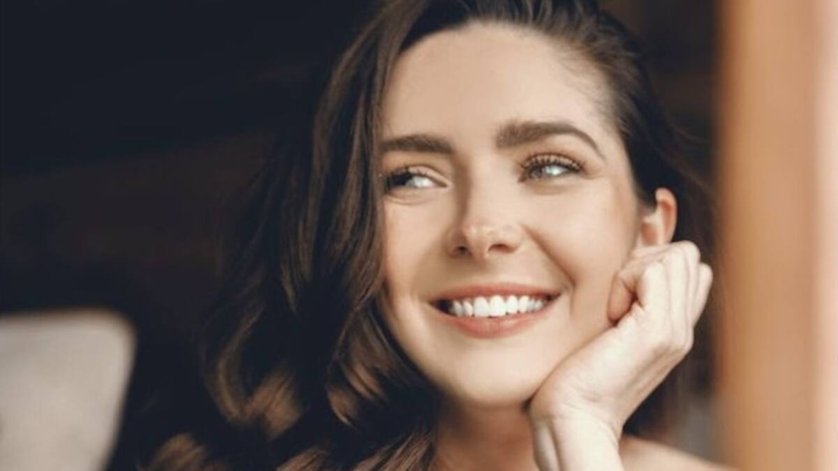 Ariadne Díaz sorprende con hermoso y fresco look para su nueva telenovela