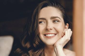 Ariadne Díaz sorprende con hermoso y fresco look para su nueva telenovela