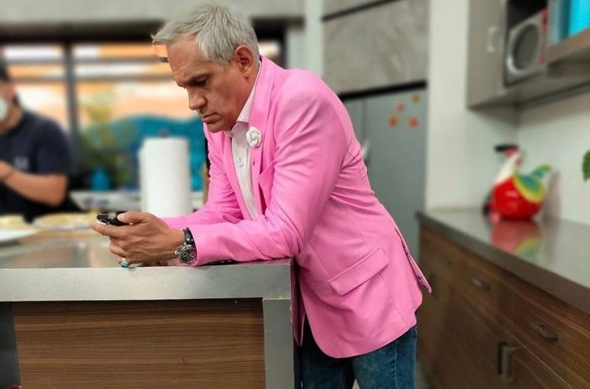 Arath de la Torre hace estallar las redes con su divertida parodia de Emma Encerado y su baile