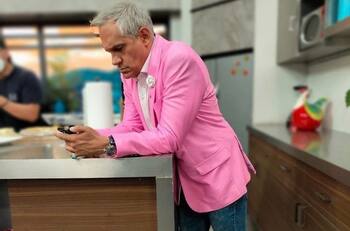 Arath de la Torre hace estallar las redes con su divertida parodia de Emma Encerado y su baile