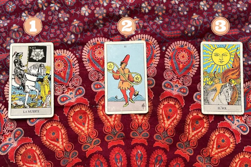 Cartas del Tarot reveladas sobre una tela.