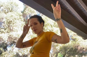 Halsey ya es madre: compartió la primera foto de su hijo con Alev Aydin