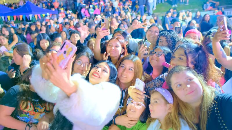 La primera entrega trató de su visita a la alcaldía de Maipú para encender el árbol de navidad, donde conoció al alcalde Tomás Vodanovic y vio el furor que ocasionó tras su paso por Gran Hermano Chile.
