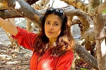 Salma Hayek presume su estilo de diosa griega con Arnold Schwarzenegger y piden que se haga película