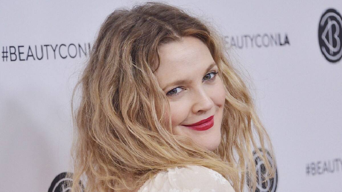 Drew Barrymore es comparada con JLo y las Kardashia tras sorprendente cambio de look
