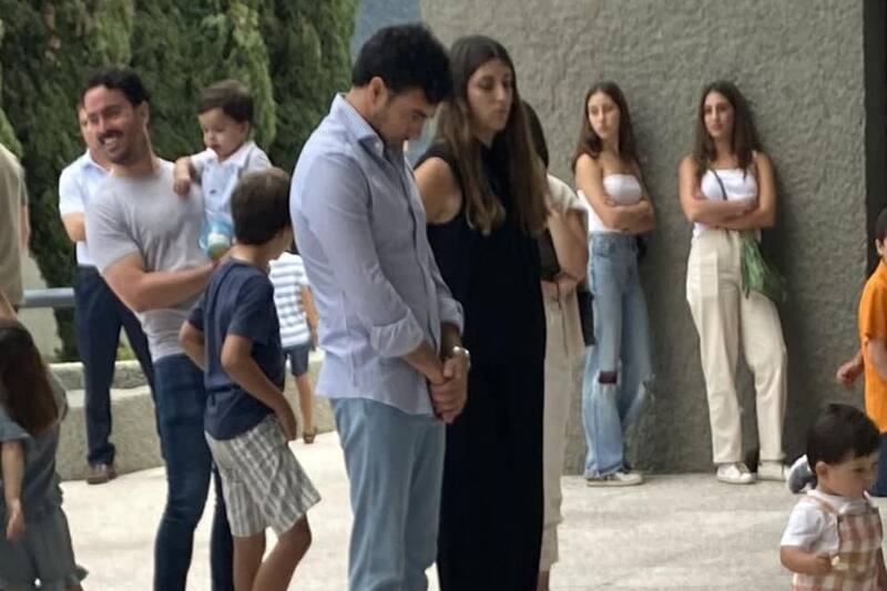fue visto en misa junto con su esposa Carola Martínez.