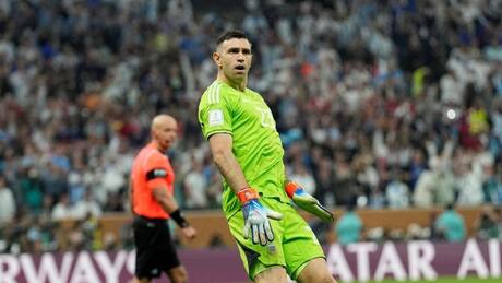 Hinchas del Real Madrid le hacen la cruz a Dibu Martínez como reemplazo de Courtois: “Sobrevalorado y payaso”