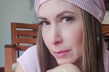 Martha Guzmán comparte cómo ha vivido su lucha contra el cáncer con dura foto sin pelo