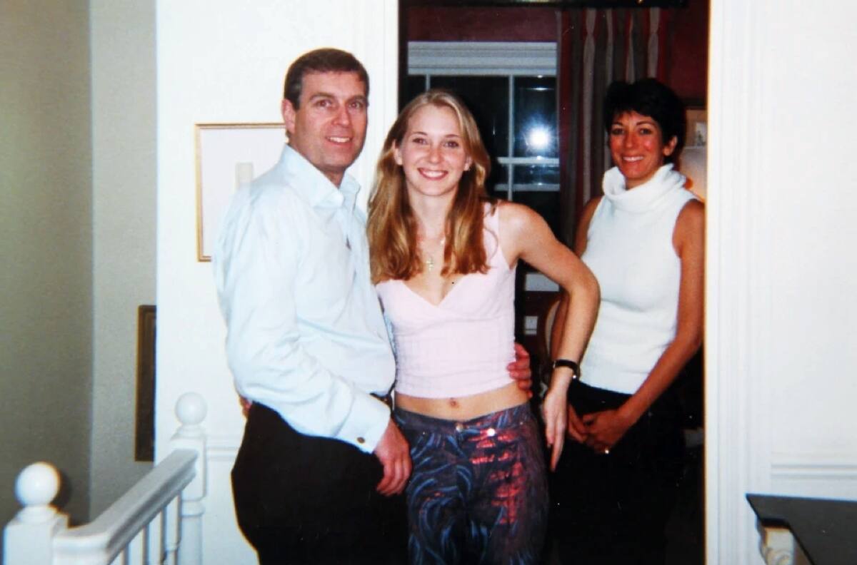 Ghislaine Maxwell afirma que la foto del príncipe Andrew y una joven Virginia Giuffre no es real