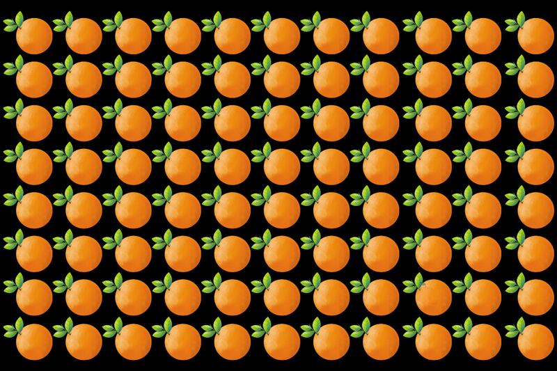 muchas naranjas, y una mandarina escondida entre ellas.