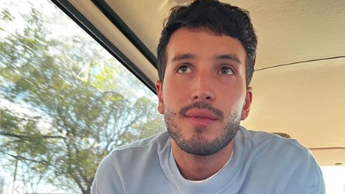 Sebastián Yatra acapara las miradas con su elegante estilo en el Grammy Latino