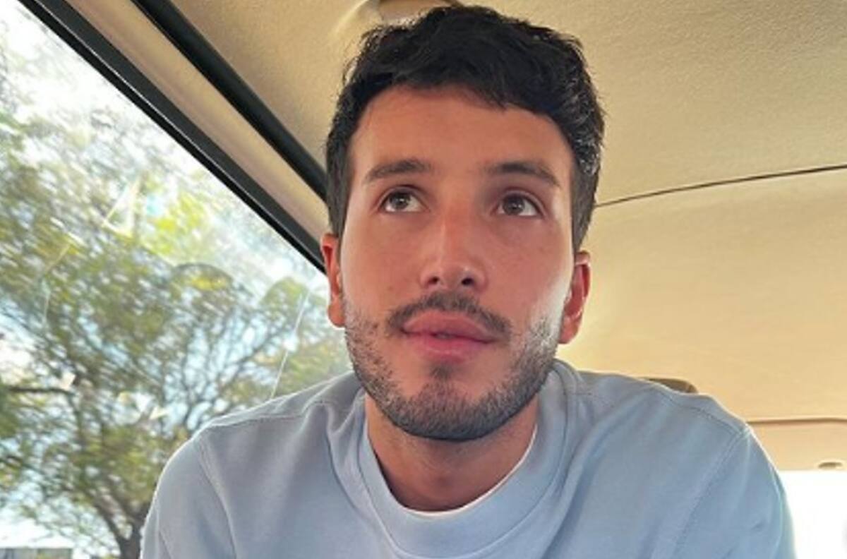 Sebastián Yatra acapara las miradas con su elegante estilo en el Grammy Latino