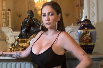 Gene Simmons de Kiss baña a Celia Lora en pleno concierto