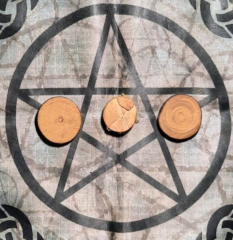 ¿Cuál de estas tres Runas Nórdicas llama más tu atención?