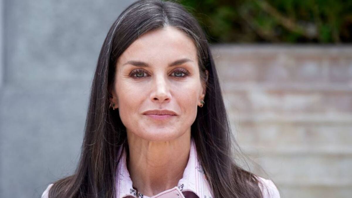 Reina Letizia se despide de las zapatillas por recomendación médica y conquista con su nuevo look