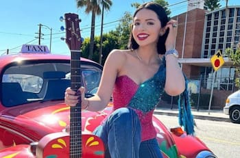 Ángela Aguilar y su familia son censurados por Facebook en su especial de "Día de Muertos"