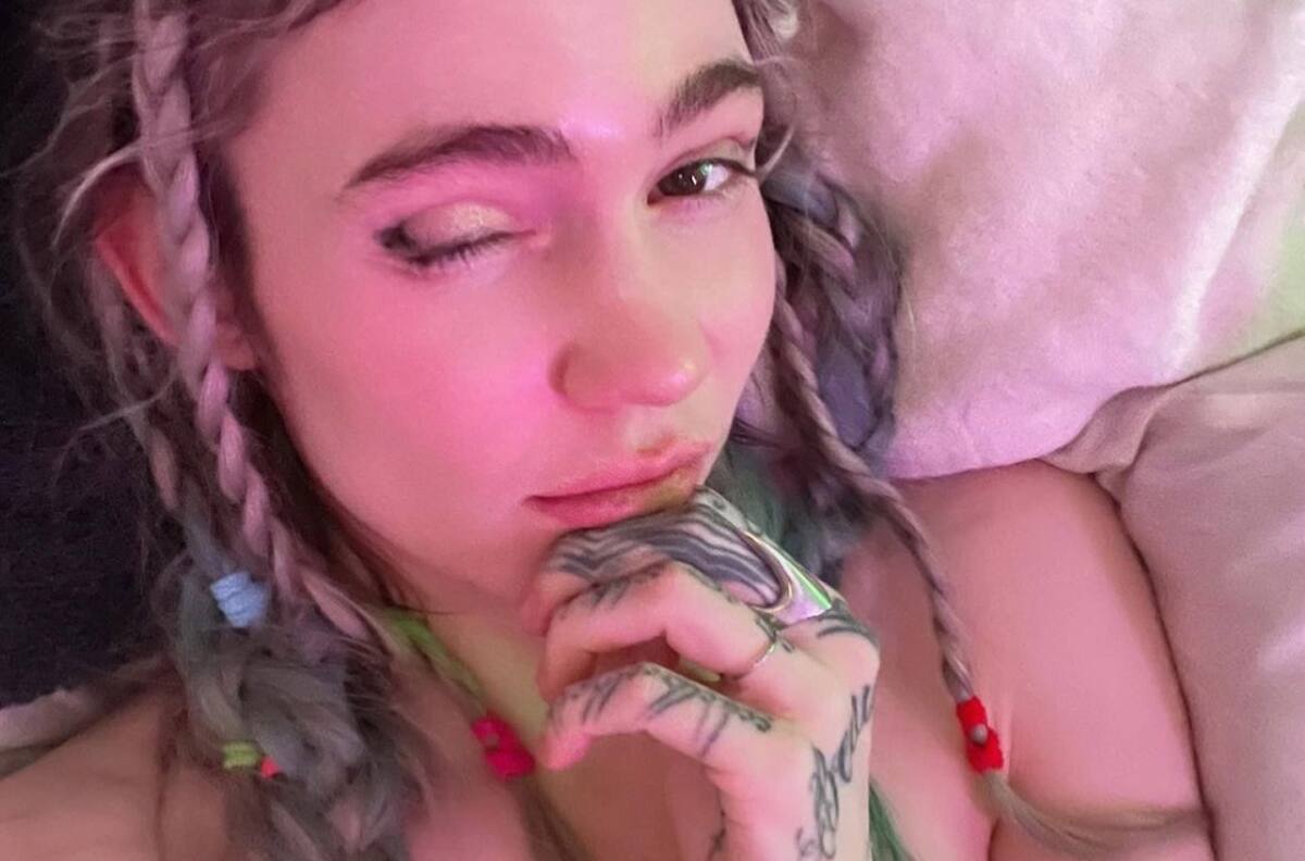 Grimes quiere dientes de vampiro y orejas de elfo y Elon Musk da su opinión
