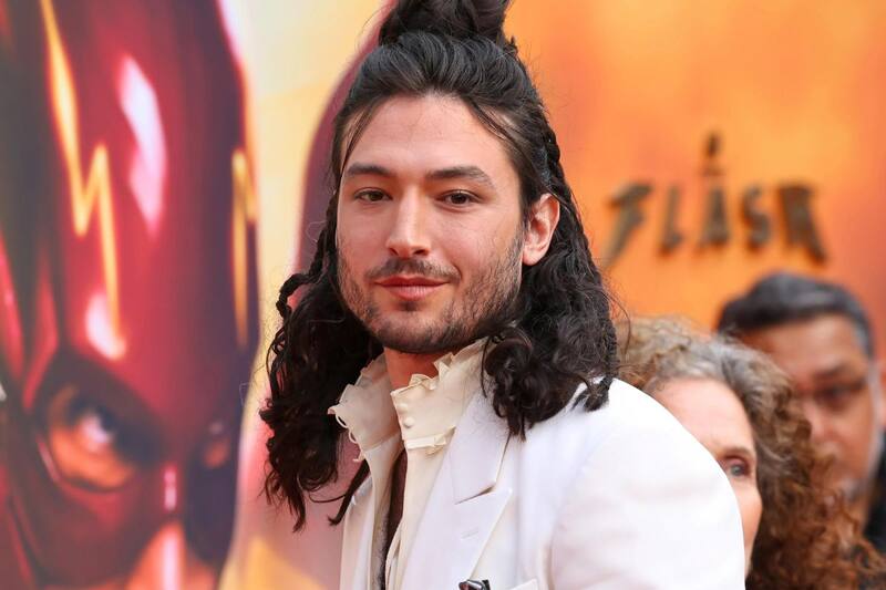 Ezra Miller reaparece en la premiere de The Flash tras sus escándalos