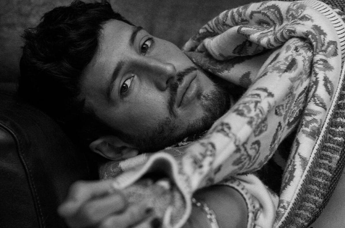 Así suena “TV” el nuevo sencillo de Sebastián Yatra con dos perros como protagonistas