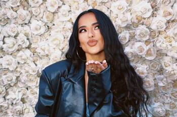 Becky G y Natti Natasha se besan en pleno escenario al estilo de Madonna y Britney Spears