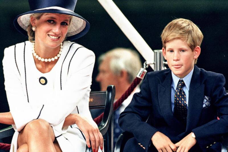 Realeza La princesa Diana le pidió a Harry que le escribiera una carta para disculparse. - Créditos: Archivo