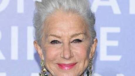 Hellen Mirren muestra como se puede lucir a los 70 años un cabello color azul