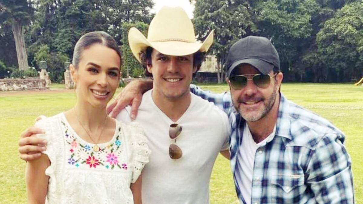 Hijo de Eduardo Capetillo y Biby Gaytán es captado con un arma de fuego en el aeropuerto