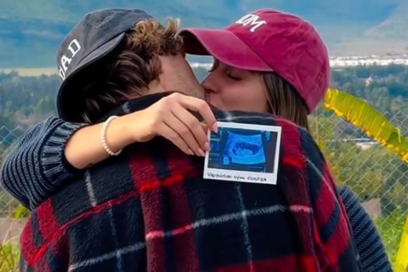 La pareja anunció el nacimiento de su primer hijo.