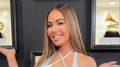 Chiquis Rivera sufre accidente con su escote en los Premios Grammy 2023