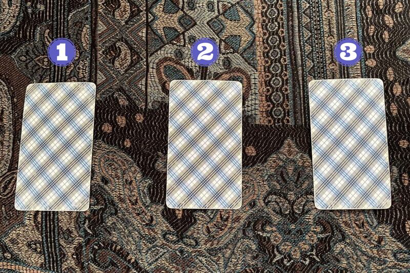 Cartas del Tarot ocultas sobre una tela.