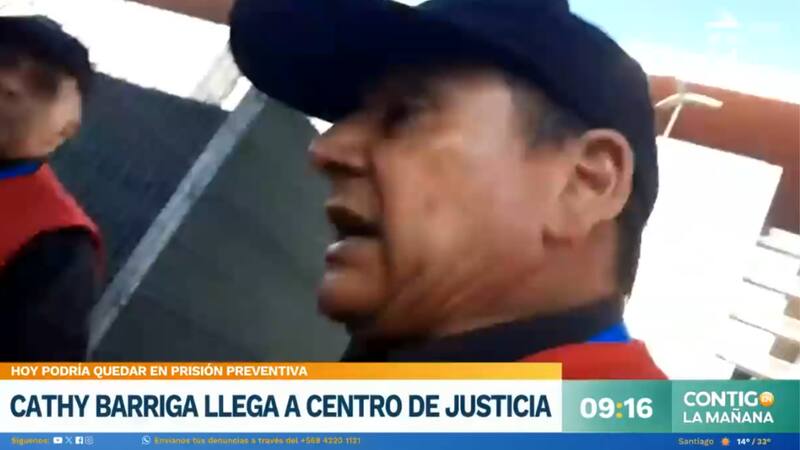 Daniela Muñoz es agredida por guardia de seguridad, luego de intentar entrevistar a Cathy Barriga en tribunales de justicia.