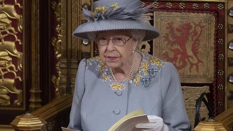 La reina Isabel da su "bendición" a libro, que competirá con el de Harry, que cuenta secretos de su confinamiento