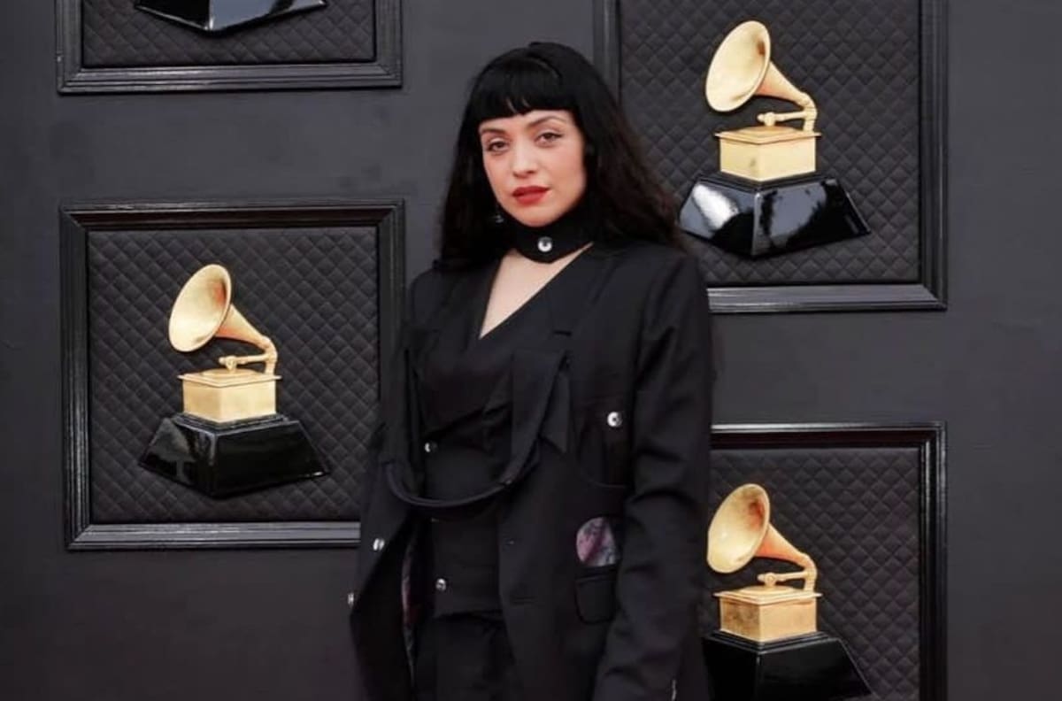 Mon Laferte se deshace de los tacones en la alfombra roja de los premios Grammy 2022