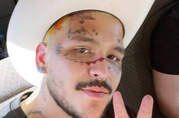 Christian Nodal cambia de look radicalmente para importante premiación y le llueven críticas