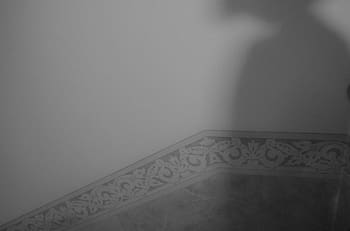 VIDEO | Silueta demoniaca aparece cada vez que se apaga la luz en una casa en México