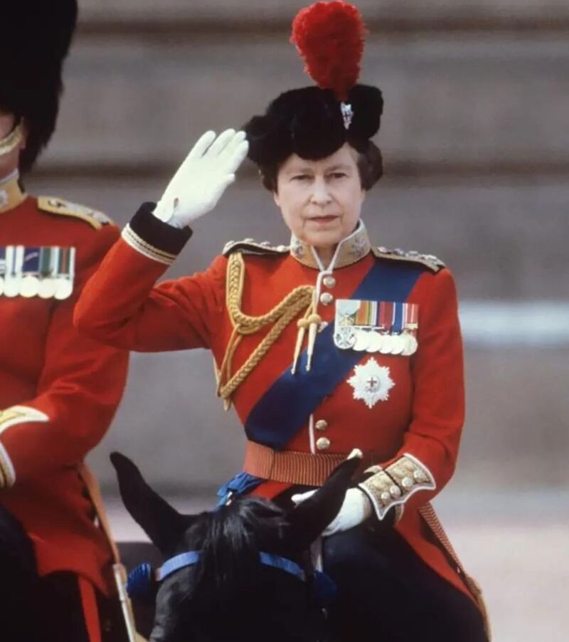 La reina Isabel II saludando en uniforme