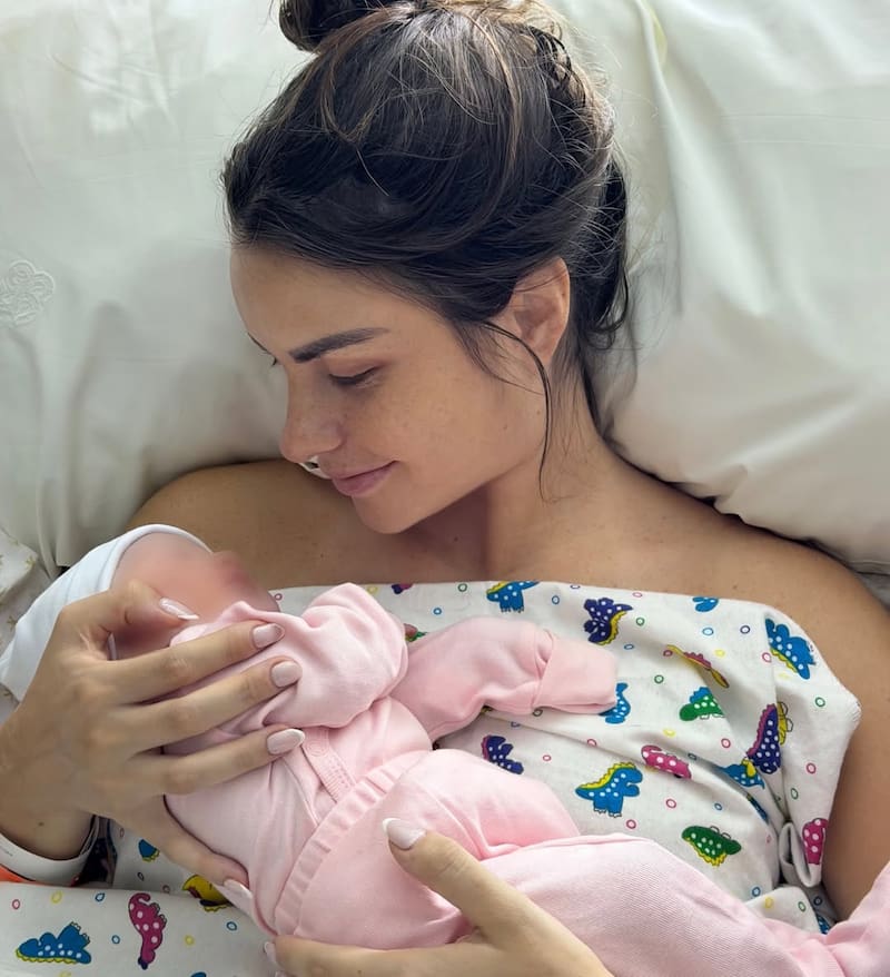 Con su hija Mía Ignacia. Foto: @sammisreyes en Instagram