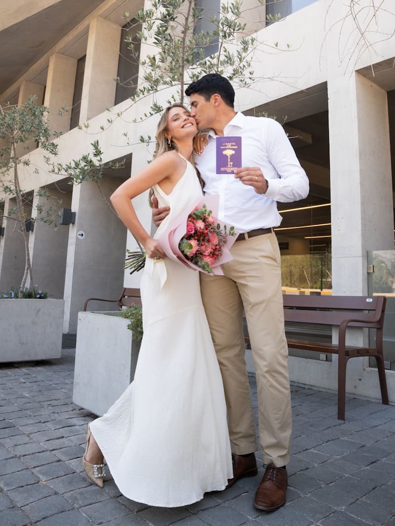 La pareja se casó en una íntima ceremonia.