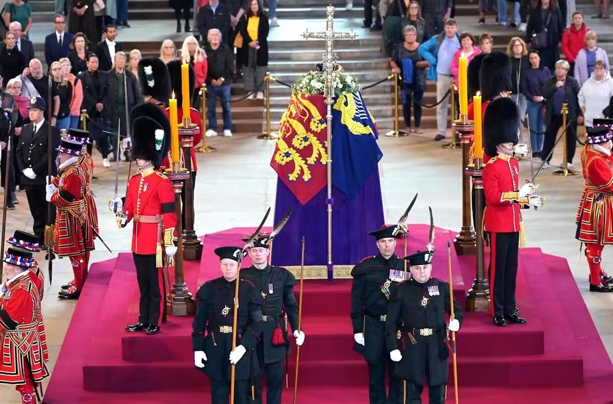 En funeral de la reina Isabel, guardia se desmaya haciendo guardia del féretro