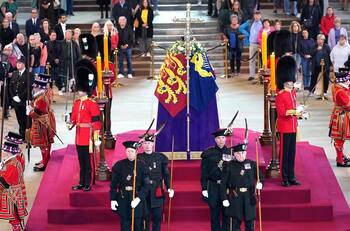 En funeral de la reina Isabel, guardia se desmaya haciendo guardia del féretro