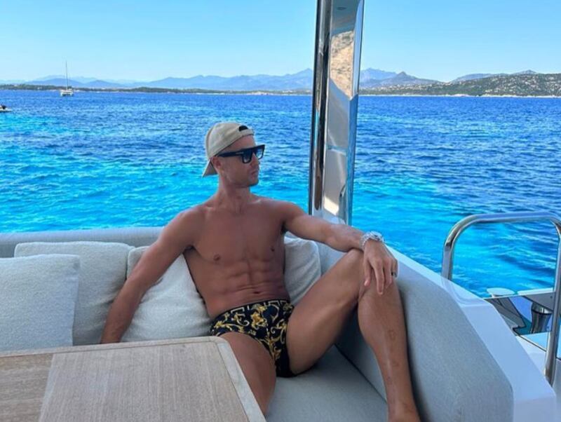 Cristiano Ronaldo se hizo tendencia por sus uñas pintadas.